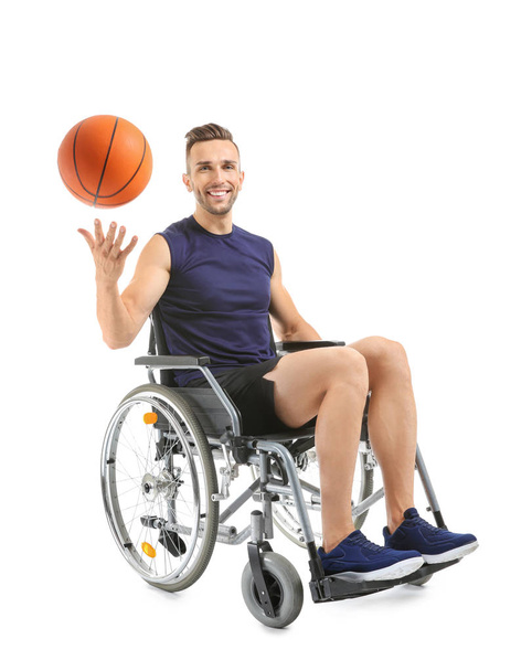 Joven jugador de baloncesto sentado en silla de ruedas sobre fondo blanco
 - Foto, imagen