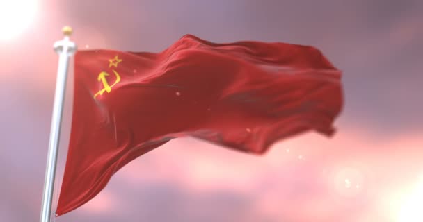 Szovjet zászlót lengetve a szél, a naplemente, hurok - Felvétel, videó