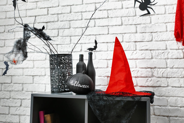Decoraciones creativas para fiesta de Halloween cerca de la pared de ladrillo
 - Foto, imagen