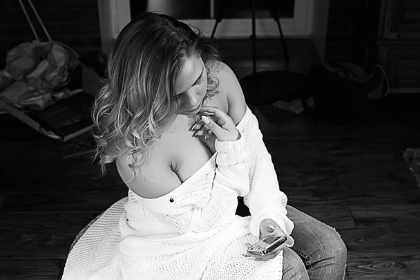 mujer rubia joven en suéter de punto blanco posando en casa
 - Foto, Imagen
