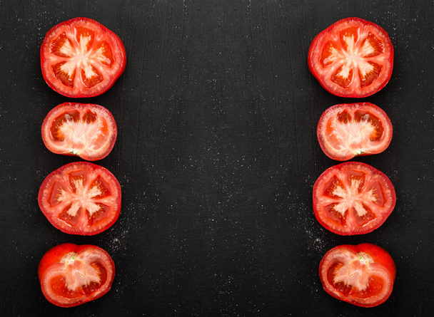 赤いトマトは、フレームの右と左で半分にカットします。新鮮な野菜、コピー スペース - 写真・画像