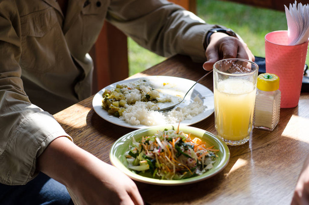Вкусная домашняя еда, кау кау с рисом и салатом
 - Фото, изображение