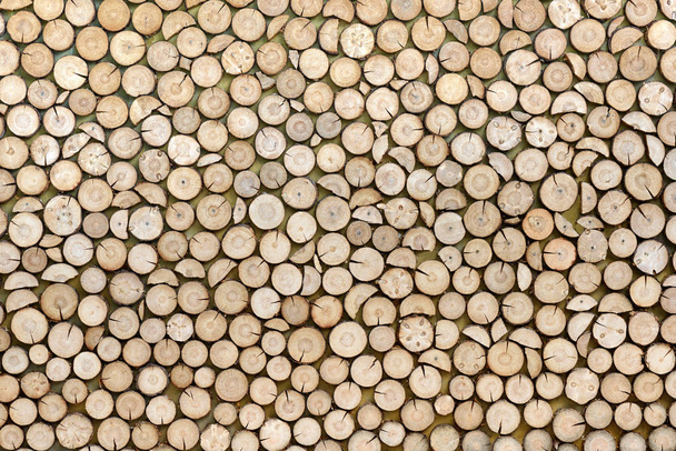 Fundo de textura de madeira feito de troncos de madeira empilhados
 - Foto, Imagem