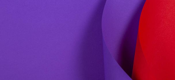 Αφηρημένο πολύχρωμο φόντο. Κόκκινο βιολετί μωβ χρώμα χαρτί σε γεωμετρικά σχήματα - Φωτογραφία, εικόνα