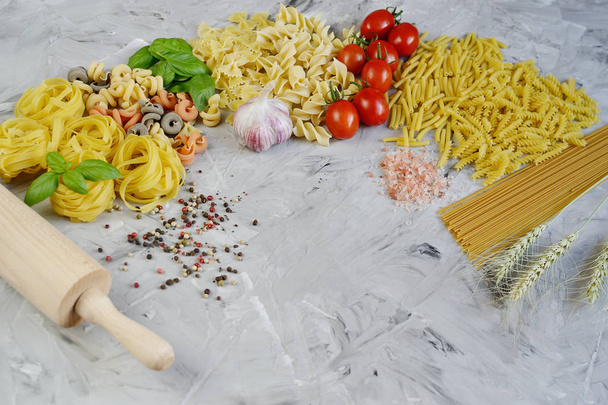 Різні типи макаронних виробів на столі, легка концепція їжі, час обіду, домашнє
 - Фото, зображення