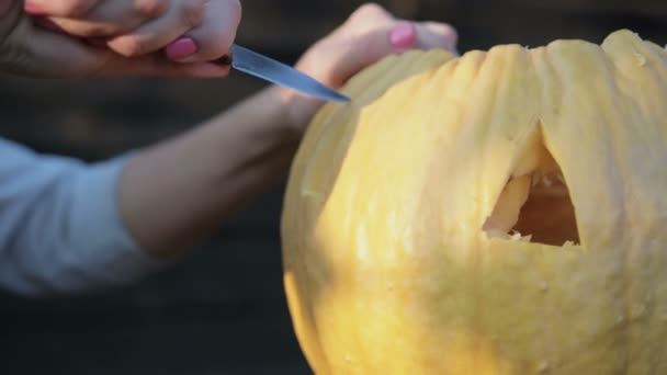 Κορίτσι αποκόπτει υποδοχές λαμπτήρων με ένα μαχαίρι, Samhain - Πλάνα, βίντεο