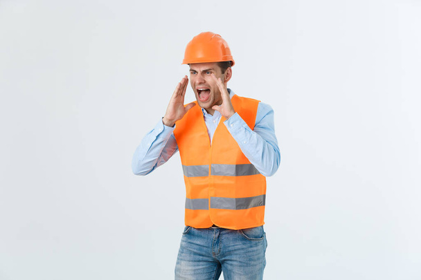 Θυμωμένος μηχανικός με συγκίνηση θυμωμένο πρόσωπο φωνάζοντας σε κάποιον του αύξηση δύο χέρια, απομονώνονται σε λευκό φόντο. - Φωτογραφία, εικόνα