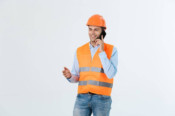 Mladí inženýři mluví mobilní telefon jasné, přední web úspěch stavební - Fotografie, Obrázek