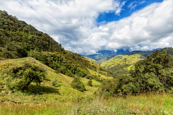 Nuvens dramáticas sobre um vale em Tolima, Colômbia
.  - Foto, Imagem