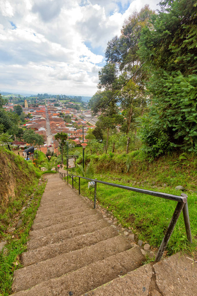 Σκάλες που οδηγούν κάτω στην πόλη της αποικιακής πόλης της Salento, Κολομβία.  - Φωτογραφία, εικόνα