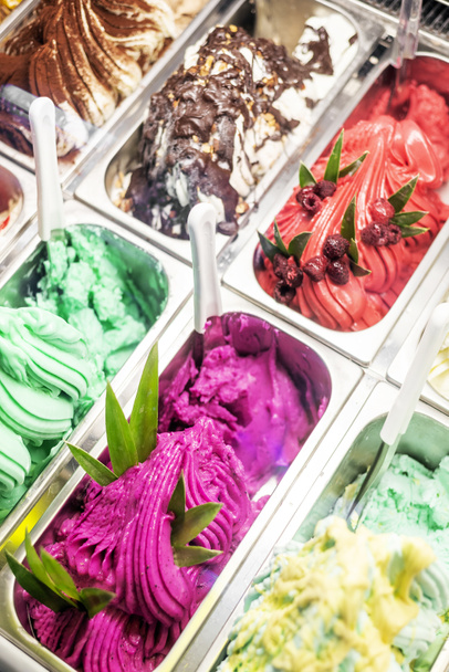 çeşitli İtalyan gelato dondurma tatlar modern dükkanı vitrin - Fotoğraf, Görsel