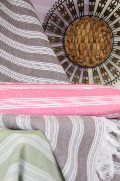 Βαμβακερές πετσέτες χρωματιστές ρίγες και ένα διακοσμητικό μεταλλικό δίσκο - Φωτογραφία, εικόνα