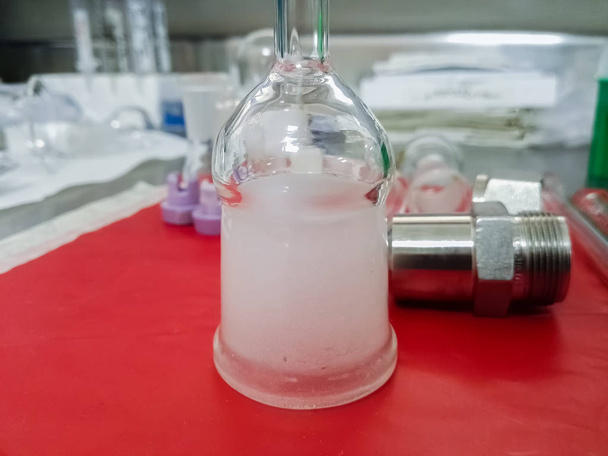 Accesorio de vidrio para adaptar diferentes frascos a un evaporador rotatorio. Artículos de vidrio de laboratorio
. - Foto, imagen