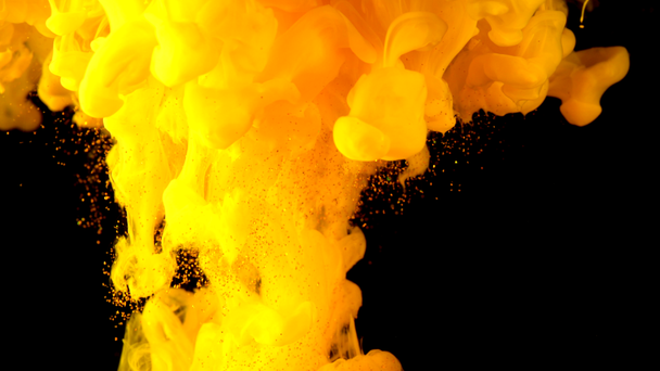 Altın glitter mürekkep siyah su altında portakallı. Soyut bulut formasyonları oluşturma suya tepki sarı boya renk. Geçişler, projelere eklendi olarak kullanılabilir - Video, Çekim