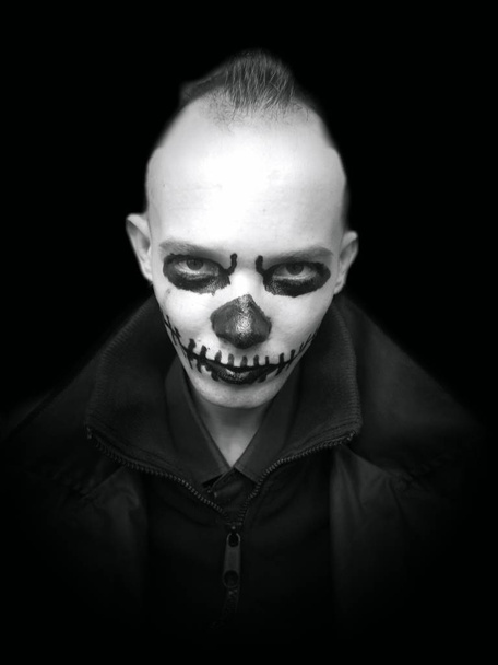 Schwarz-Weiß-Porträt eines Mannes mit gruseligem Make-up zu Halloween - Foto, Bild
