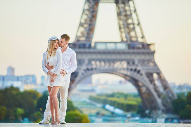 Romantic couple having a date near the Eiffel tower. Tourists in Paris enjoying the city - Φωτογραφία, εικόνα