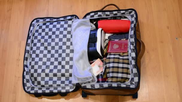 Вид зверху концепція подорожей чоловіка, сортування та упаковка його одягу у валізу
 - Кадри, відео