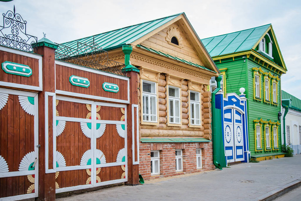 Russia, Kazan, August 4, 2018: old wooden houses and gates on the street Kayum Nasyri - Foto, Bild