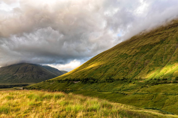 Wolken sammeln sich über beinn dorain und beinn odhar im westlichen Hochland Schottlands, vereinigtes Königreich.  - Foto, Bild