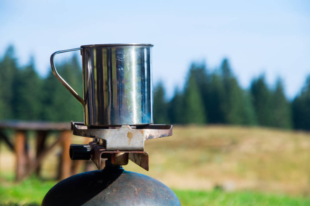お茶やコーヒーの山の熱い水を沸騰 - 写真・画像