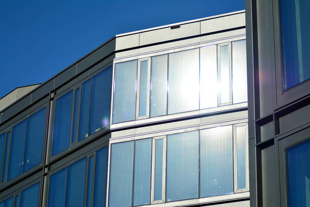 Çağdaş mimarinin, beton ve camdan duvarlar soyut parçası. Cam giydirme cephe modern ofis binası - Fotoğraf, Görsel