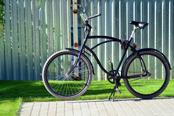 Старый, стильный велосипед в городе
 - Фото, изображение