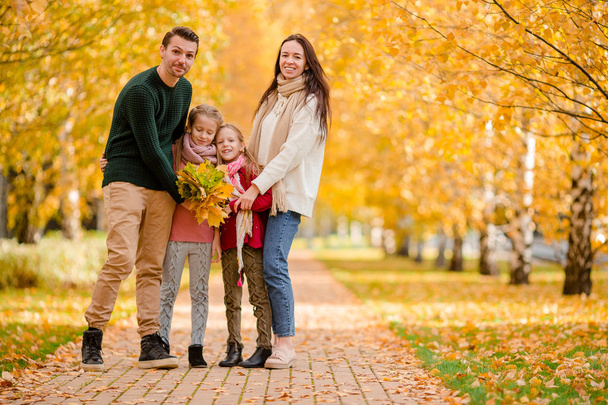 Portrait de famille heureuse de quatre en journée d'automne - Photo, image