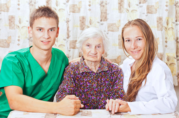 ηλικιωμένη γυναίκα με το νεαρό γιατρό - Φωτογραφία, εικόνα