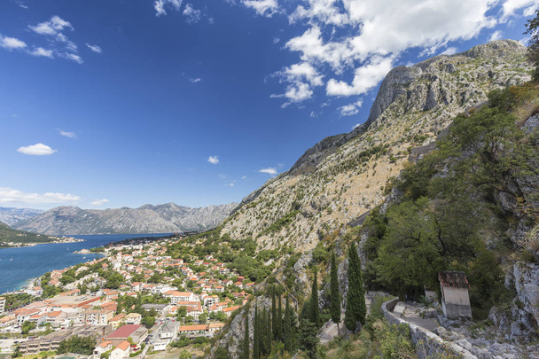 Pico dramático y sendero sobre la ciudad vieja de Kotor, Montenegro
.  - Foto, imagen
