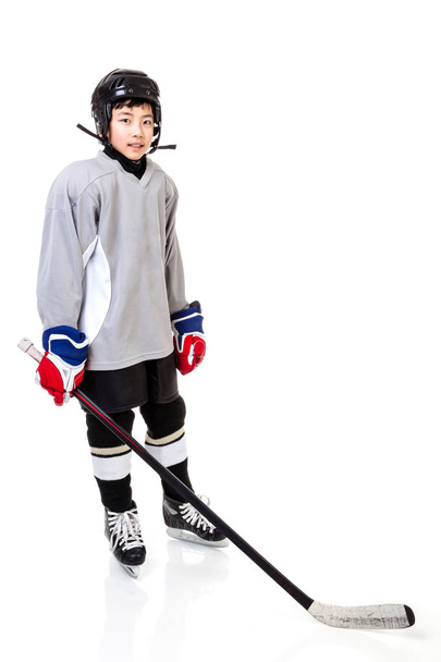 Junior Jégkorong-játékos, teljes felszereléssel, sport egységes portréja. Elszigetelt fehér background. - Fotó, kép