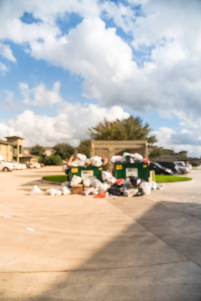 Rozmazané přeplněná popelnici na bytový dům loděnice Humble, Texas, nám. Přeplněna a na půdě plné domovního odpadu, plastový sáček, matrace, krabice po prázdninách. Vedení městské odpadky - Fotografie, Obrázek