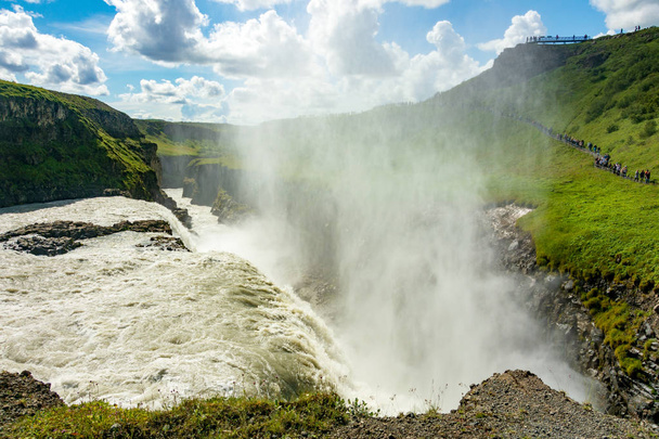 CÍRCULO DE ORO, ISLANDIA - 1 AGO 2018: Muchos turistas disfrutan de un brillante día de verano en la icónica cascada de Gullfoss y el río Hvita en el Círculo de Oro de Islandia
 - Foto, imagen