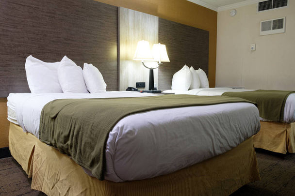 Standard cama de casal quarto de hotel
 - Foto, Imagem