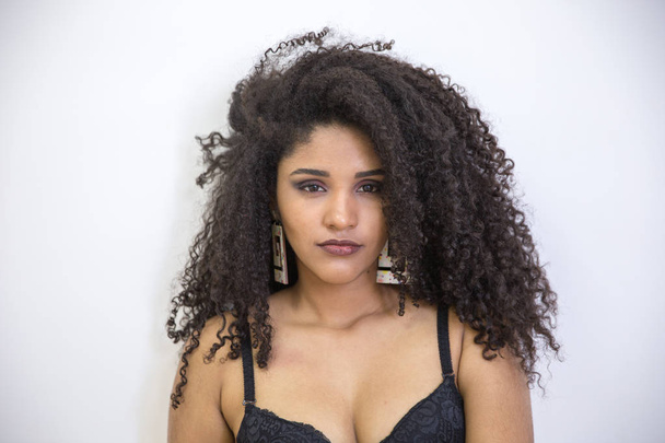 Mosolygós fiatal fekete nő portréja - Fotó, kép