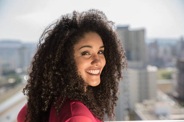 Portret van lachende jonge zwarte vrouw - Foto, afbeelding