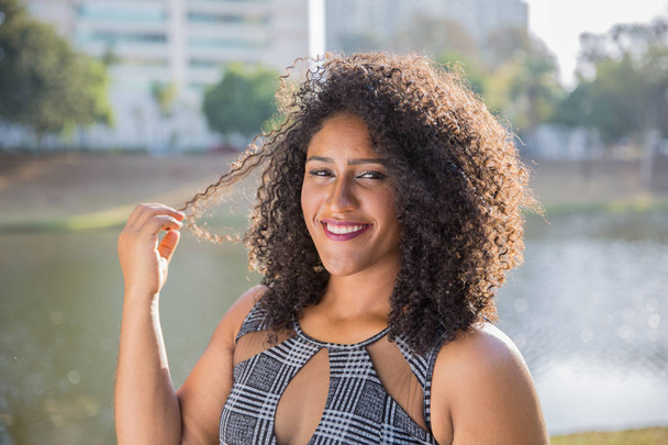 Retrato de sorrindo jovem mulher negra - Foto, Imagem