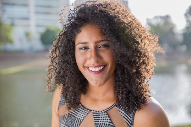 Porträt einer lächelnden jungen schwarzen Frau - Foto, Bild