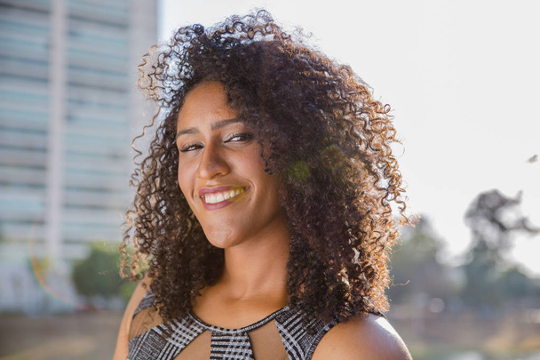 Retrato de una joven negra sonriente - Foto, Imagen