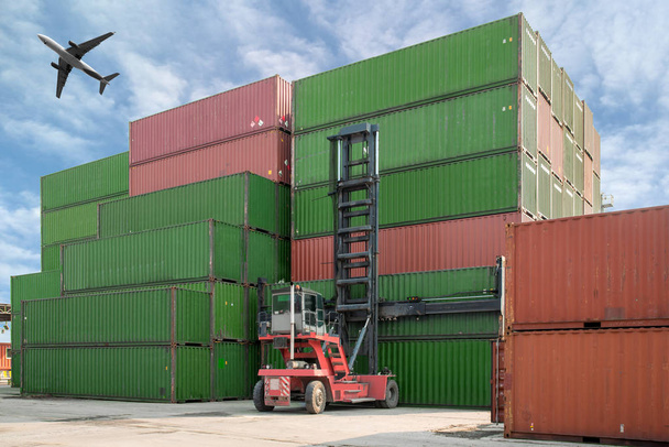 Wózek widłowy podnoszenia ładowanie pole kontenera do kontenera magazynu z wykorzystaniem samolotu cargo ładunków import, eksport, logistyka tło. - Zdjęcie, obraz