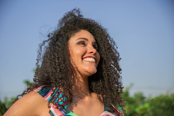 Retrato de una joven negra sonriente - Foto, Imagen