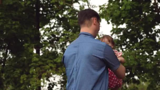幸せな赤ちゃんは、教皇の手で空気中に置いたそして夏の公園で笑います。スローモーション - 映像、動画