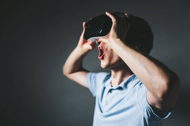 Young man with a virtual reality headset - Valokuva, kuva