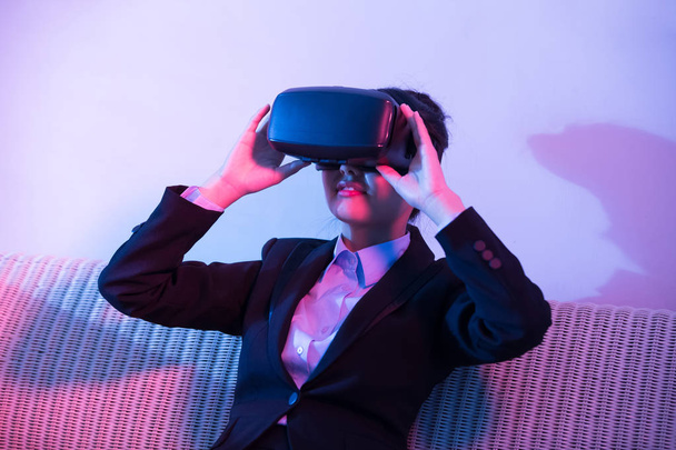 businesswoman  on sofa  wearing virtual reality headset at home - Valokuva, kuva