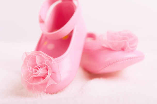 Μποτάκια παπουτσάκια με ροζέτα για νεογέννητο κοριτσάκι - Φωτογραφία, εικόνα