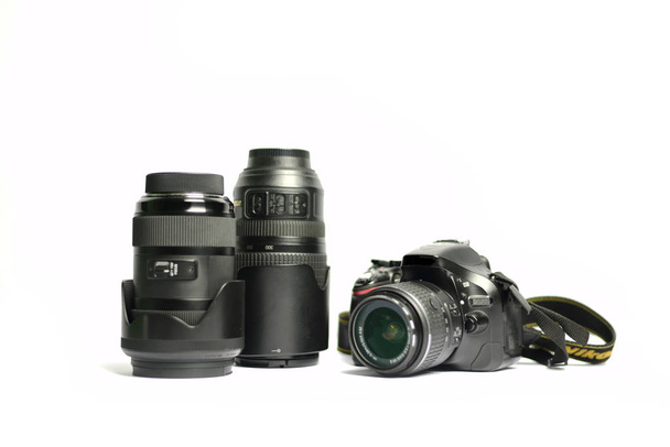 Ψηφιακή φωτογραφική μηχανή SLR και φακός που απομονώνονται σε λευκό φόντο - Φωτογραφία, εικόνα
