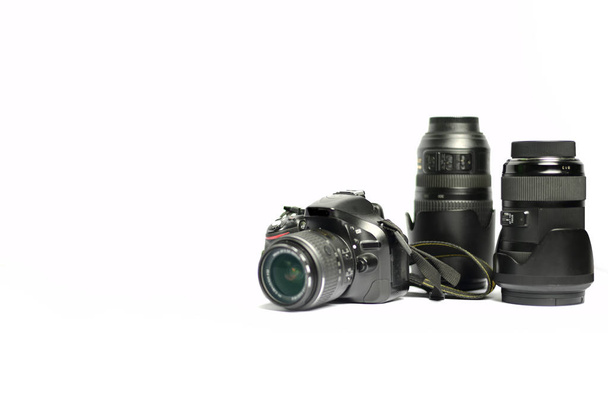 Digitális SLR kamera és lencse elszigetelt fehér alapon - Fotó, kép