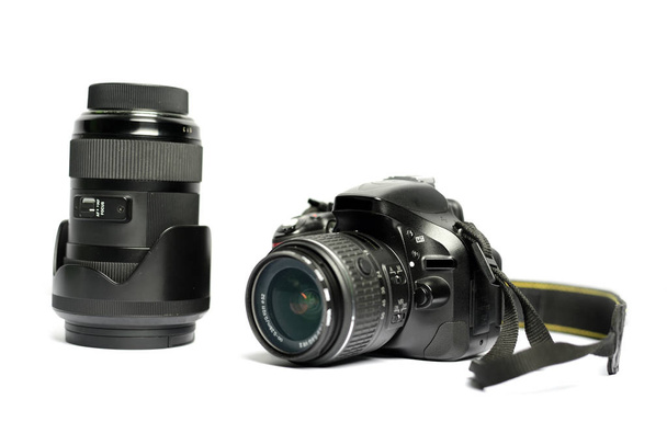 Digitaalinen SLR-kamera ja linssi eristetty valkoisella taustalla - Valokuva, kuva