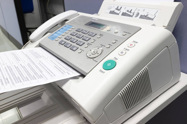 a máquina de fax no escritório de trabalho em Bangkok da Tailândia
 - Foto, Imagem