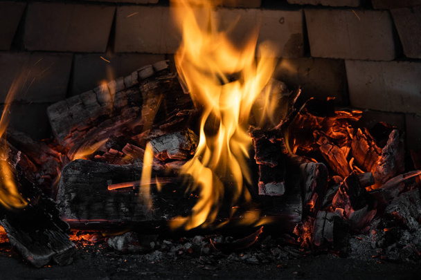 Деревянный огонь горит в печи, готовясь к выпечке
 - Фото, изображение