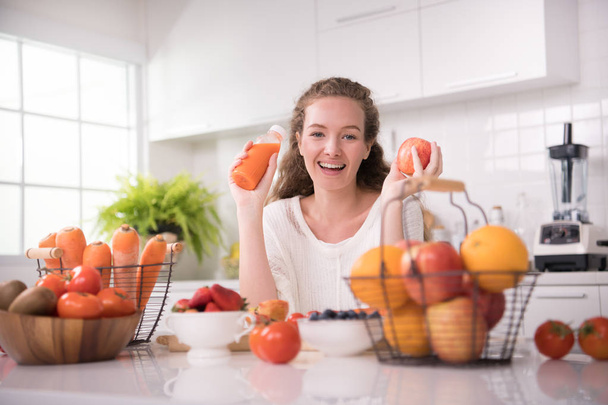 Genç kadında sağlıklı meyve ve sebze ve meyve suyu ile bir mutfak - Fotoğraf, Görsel